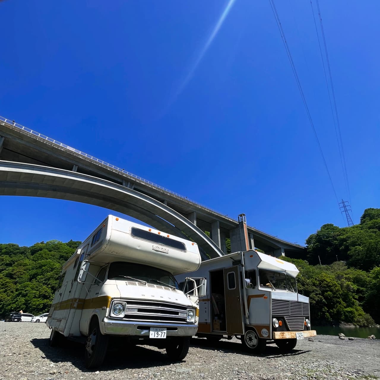 橋の下に停めたビンテージキャンパー