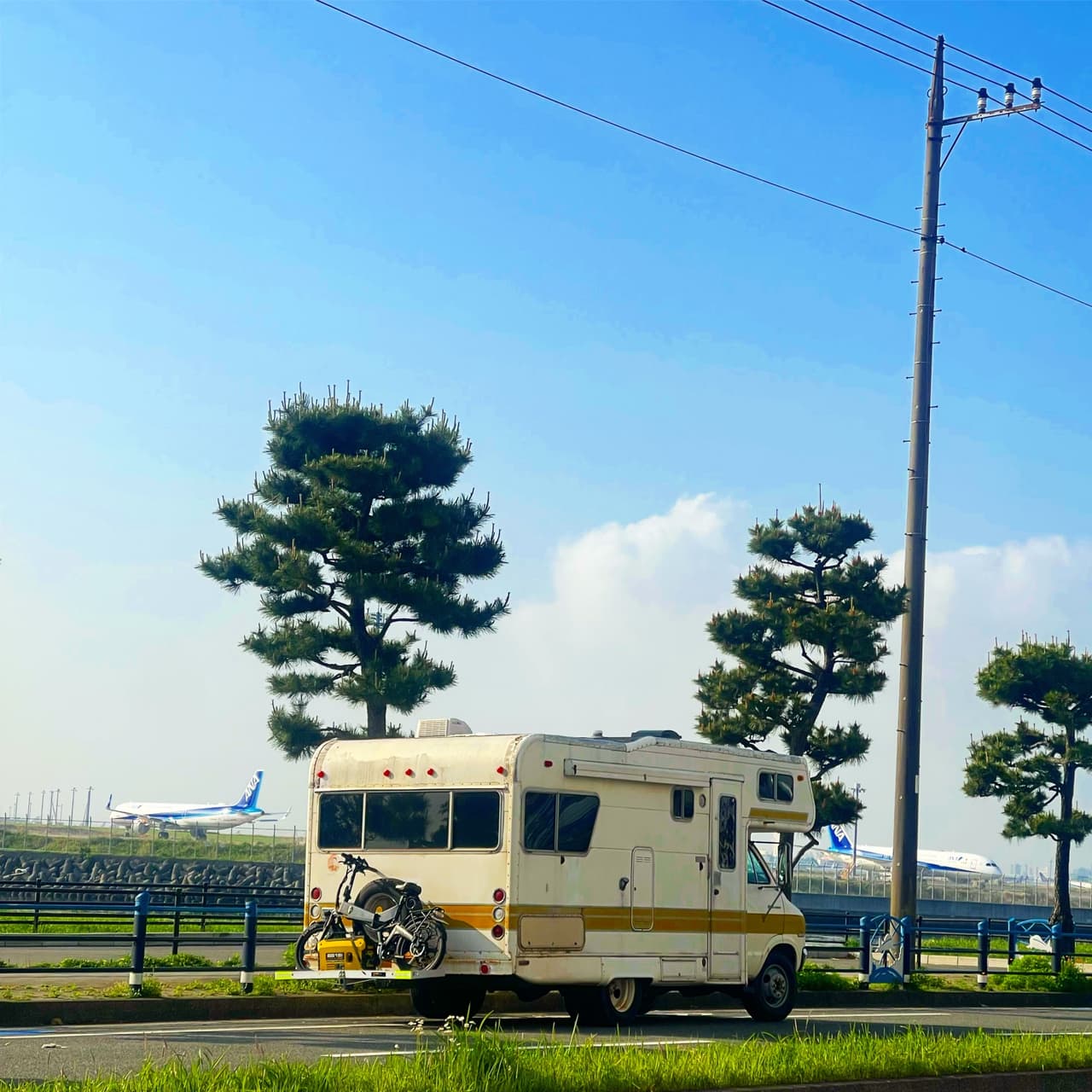 自転車を積んで走るキャンパー
